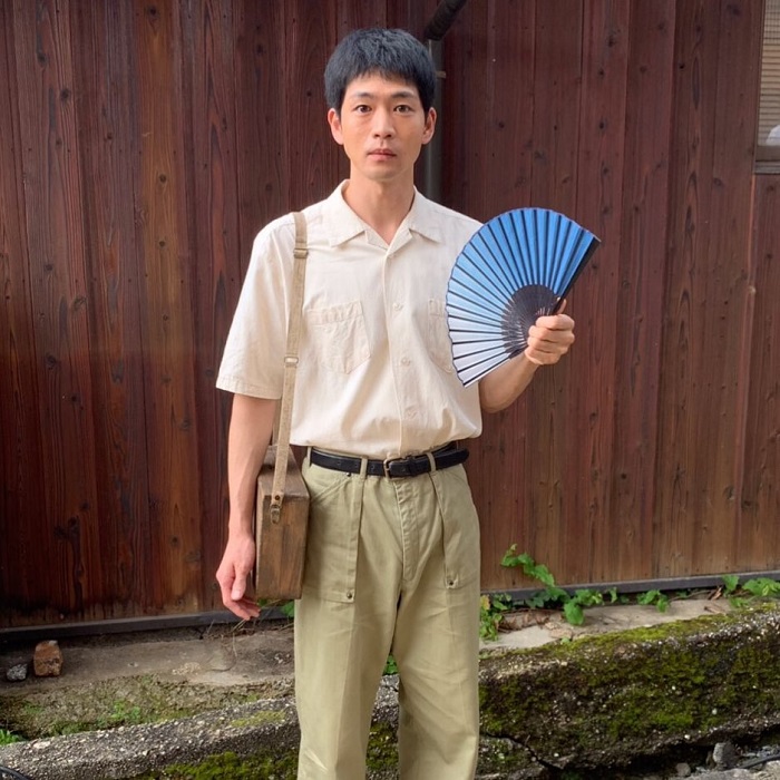 緋紅 側拍