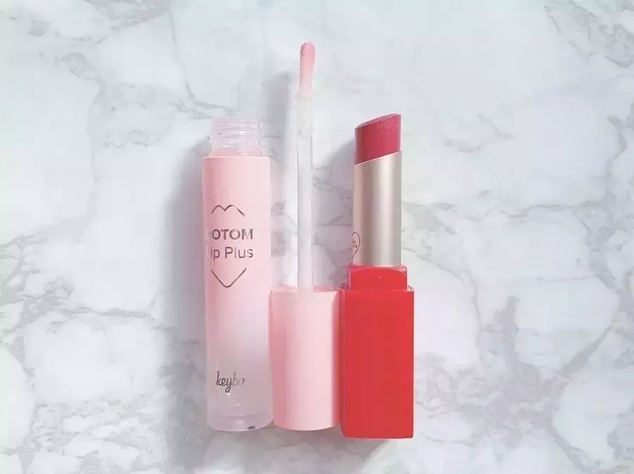 唇彩顏色要比平常收斂