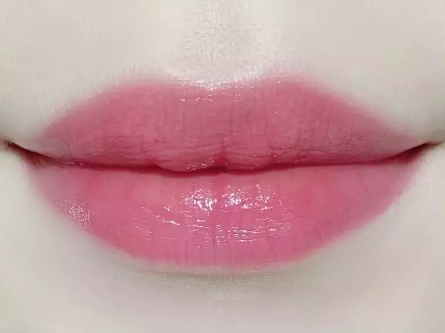 唇彩顏色要比平常收斂