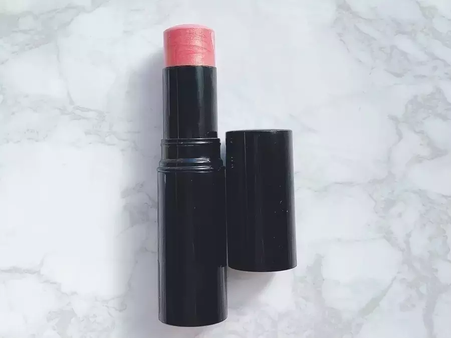 輕塗頰彩棒增添豔澤與自然血色