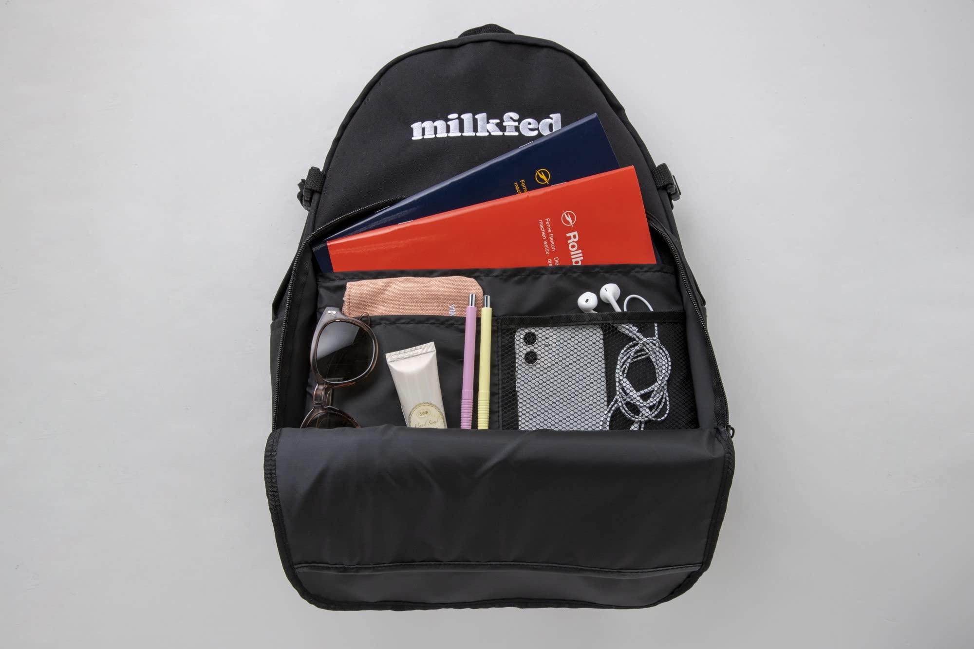 黑色後背包收納處