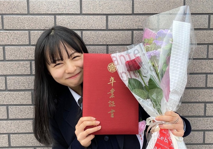 莉子高中畢業照