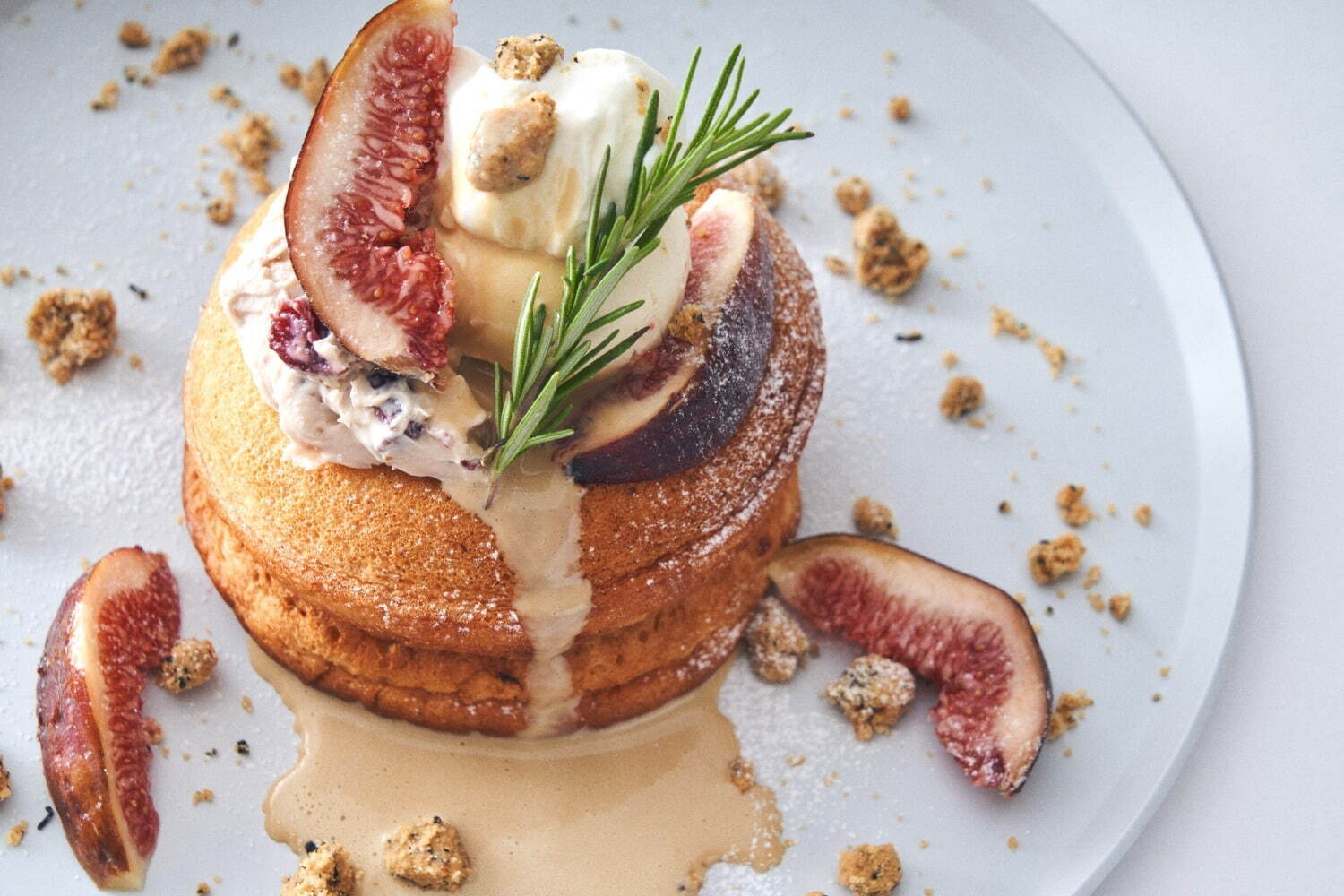 2022年8月_美麗甜點_無花果及果乾奶酪起司的鬆餅佐奶茶醬