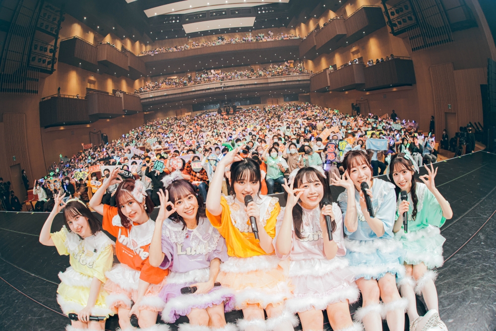 （左起）早瀨Noel、月足天音、仲川瑠夏、鎮西壽壽歌、松本Karen、真中Mana、櫻井優衣