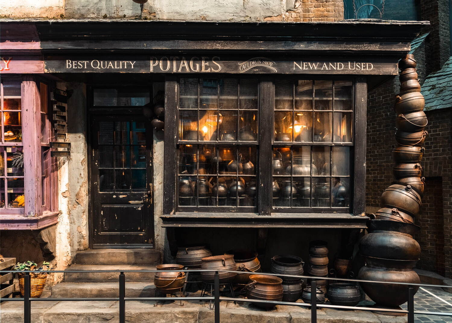 哈利波特_參觀型娛樂設施_斜角巷_帕特奇大釜店__Potage's Cauldron Shop