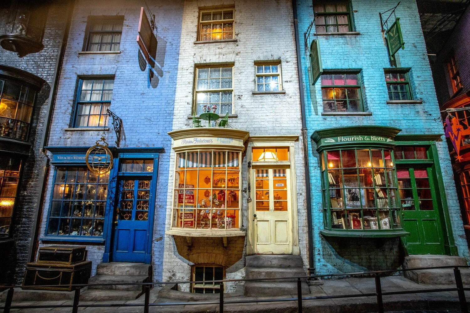 哈利波特_參觀型娛樂設施_斜角巷_伏林・伏德秋雪糕店_華麗與污痕書店_維澤埃克魔法用品店
