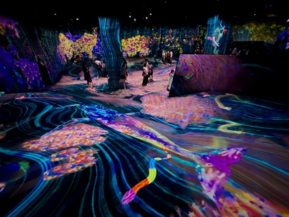 teamLab Forest Fukuoka_運動森林_鼓動山谷中的塗鴉自然 ── 共生的生命，年復一年， 紅色名錄 / Graffiti Nature in a Beating Valley - Symbiotic Lives, A Whole Year per Year, Red List