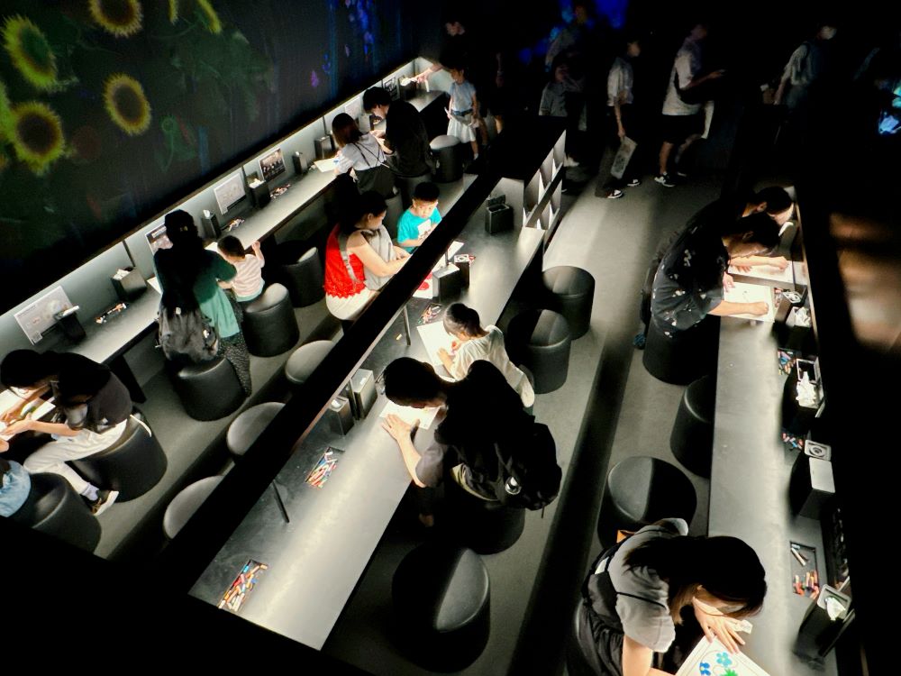 teamLab Forest Fukuoka_運動森林_鼓動山谷中的塗鴉自然 ── 共生的生命，年復一年， 紅色名錄 / Graffiti Nature in a Beating Valley - Symbiotic Lives, A Whole Year per Year, Red List