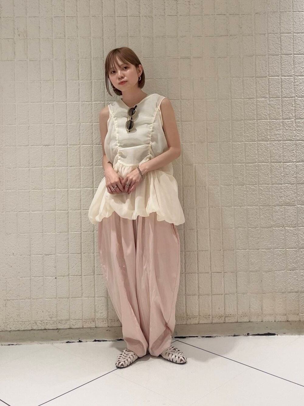 แฟชั่นคู่สีชมพูพีชและขาวนวล