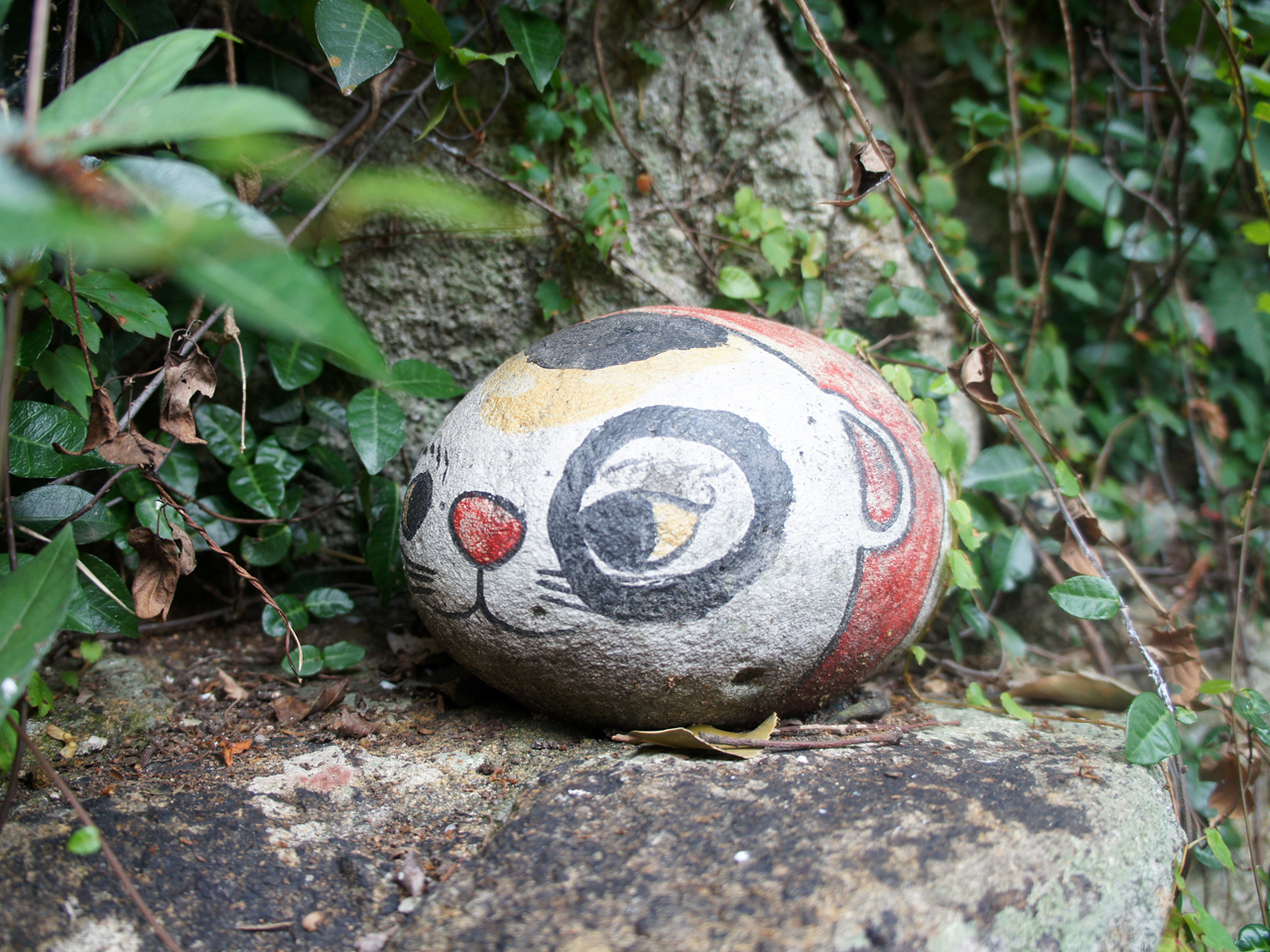 Fukuishi-neko stone cat along Cat Alley