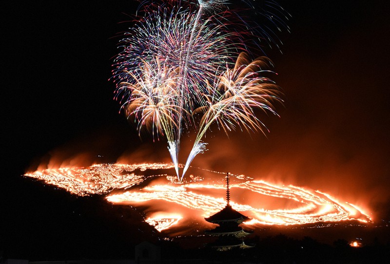 ดอกไม้ไฟในเทศกาลเผาภูเขาวาคาคุสะ