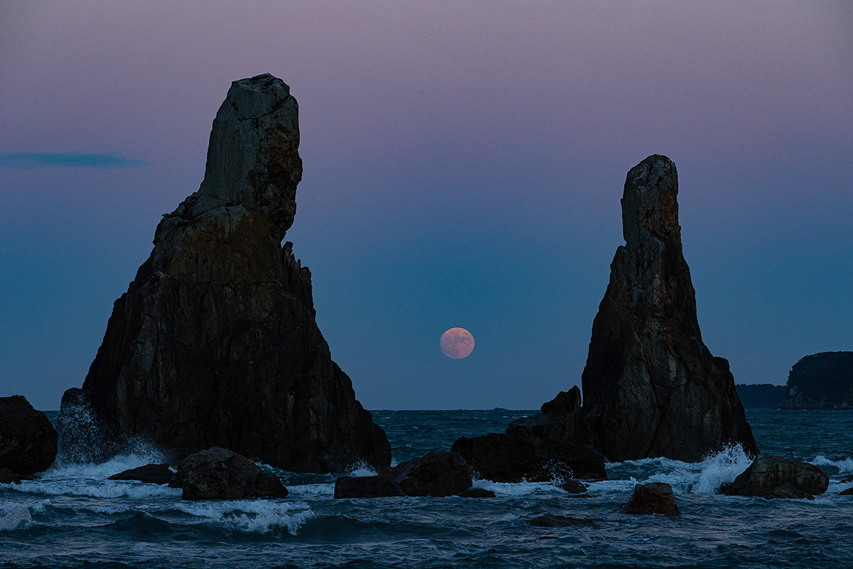 Hashigui-iwa Rocks moon viewing