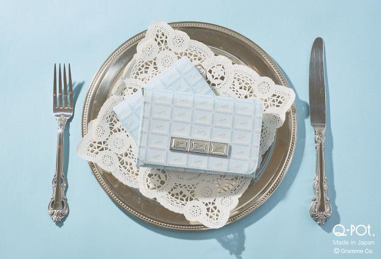 二つ折り財布 31,900円、フラップウォレット 23,100円