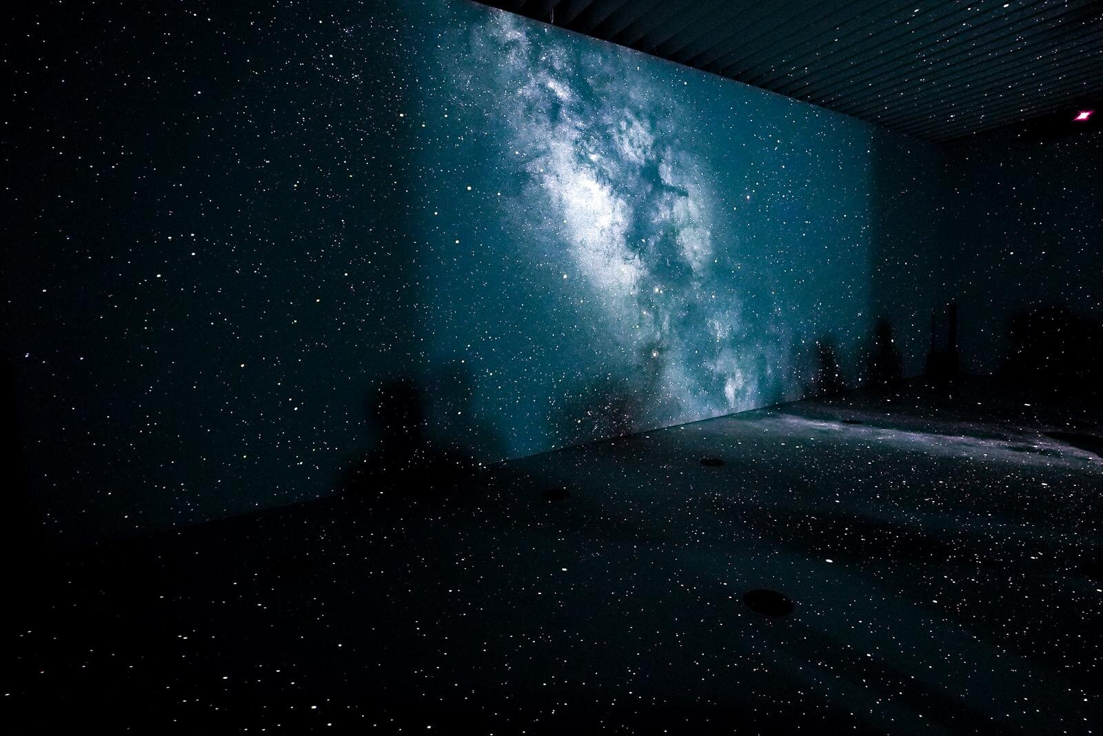 「MEGASTAR」による「星空シアター」展示 ©魚豊/小学館