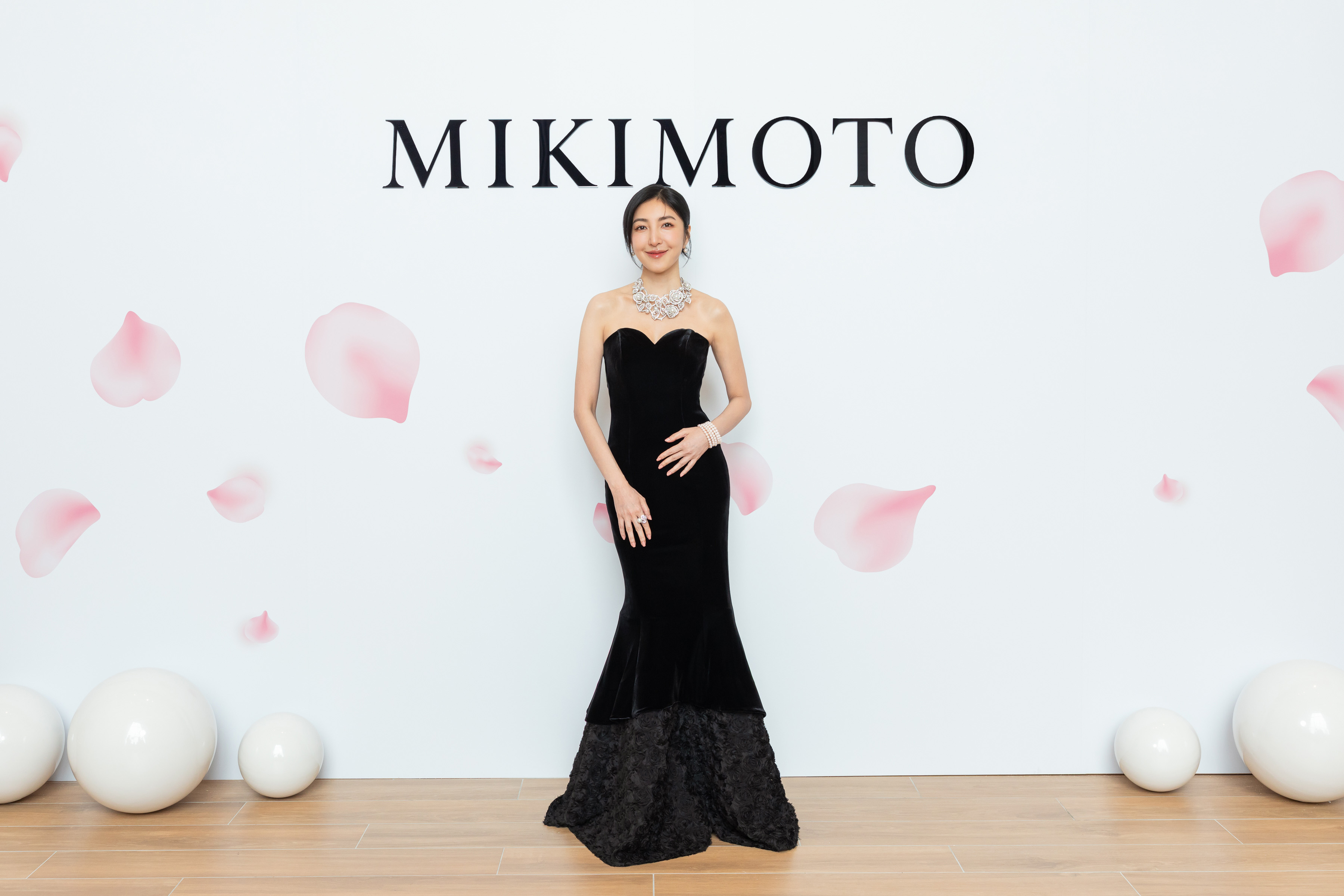 楊謹華以黑色禮服搭配鑽石珍珠短鍊現身MIKIMOTO頂級珠寶展