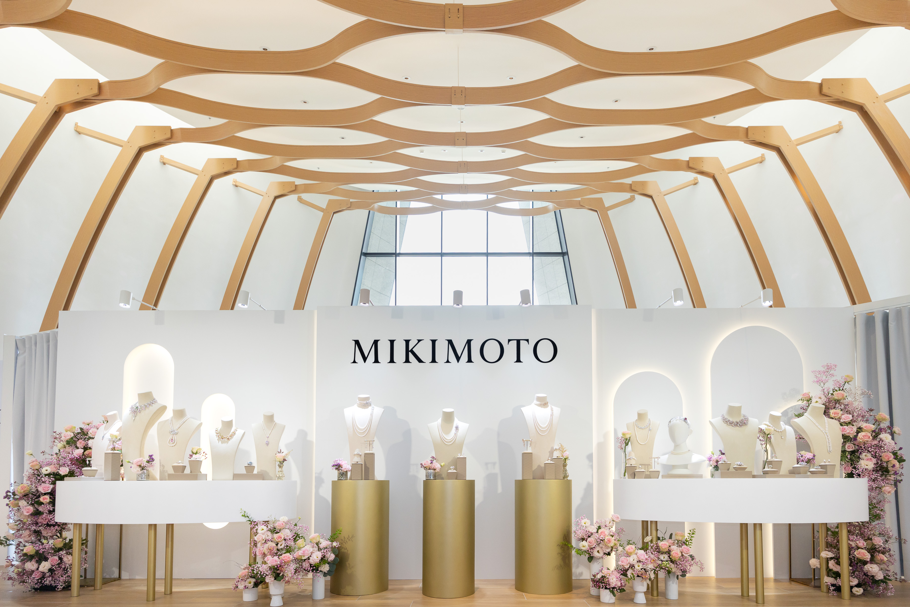 靈感來自巴黎凡登廣場隨風飛舞的花瓣打造的展間