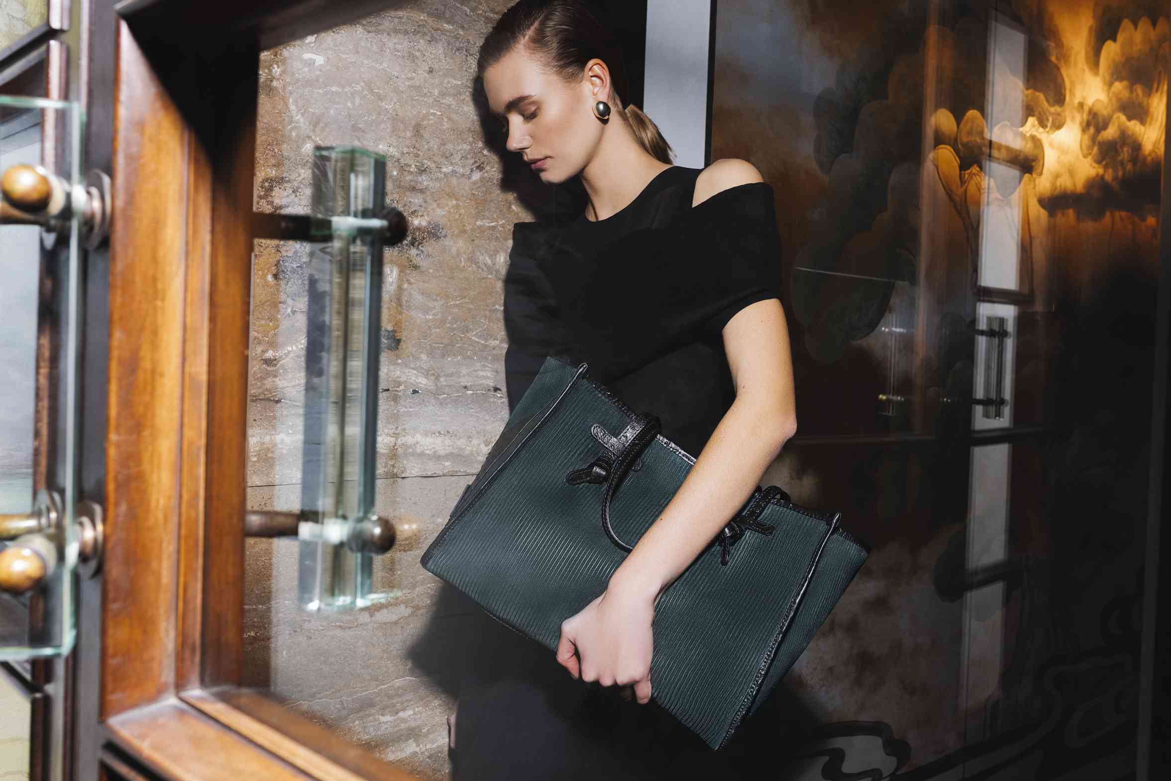 Gianni Chiarini Marcella環扣麂皮托特包