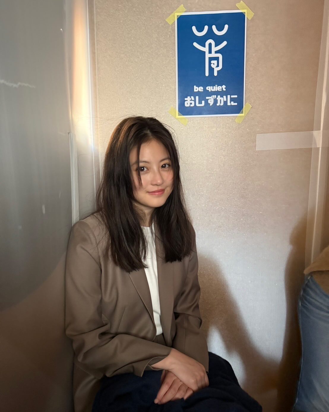 今田美櫻穿搭:咖啡色西裝+白色內搭
